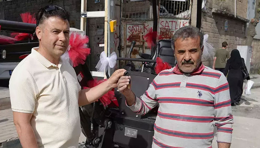 Patron, çalışanına 1 milyon TLlik iş makinesi hediye etti