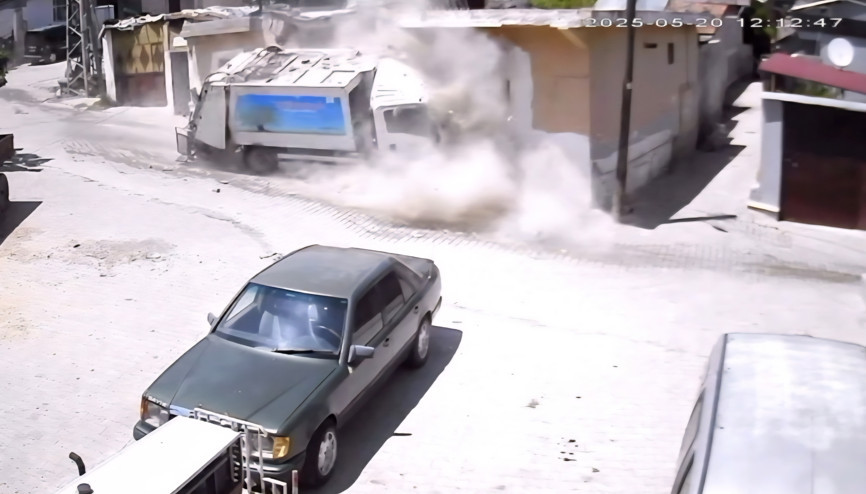 Kontrolden çıkan çöp kamyonu eve çarptı; kaza anı kamerada Kontrolden çıkan çöp kamyonu eve çarptı; kaza anı kamerada