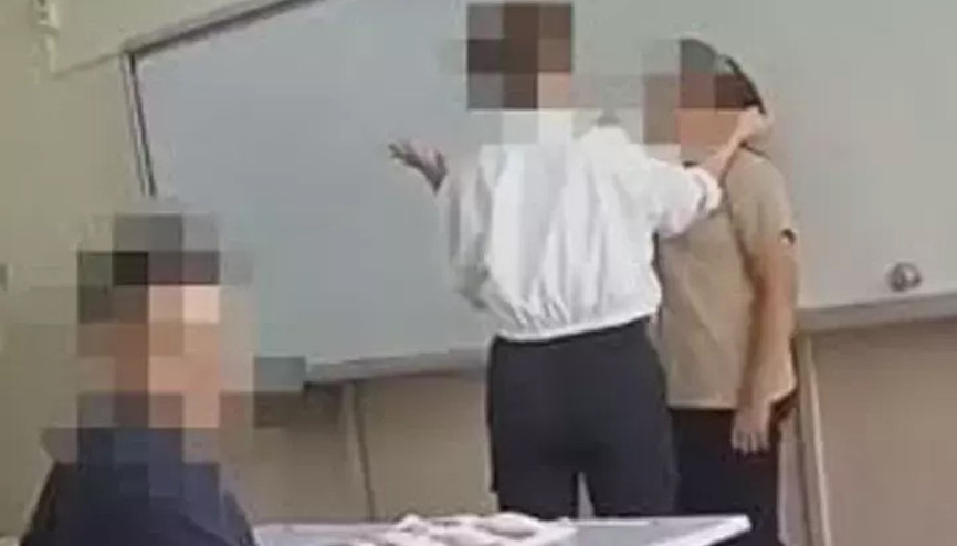 Pendikte öğretmenin tahtaya kaldırdığı öğrencisine fiziksel ve sözlü şiddeti kamerada Pendikte öğretmenin tahtaya kaldırdığı öğrencisine fiziksel ve sözlü şiddeti kamerada