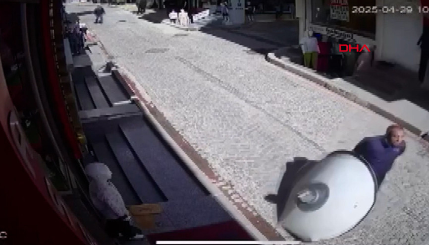 Fatih’te sokakta yürürken üzerine çanak anten düştü O anlar kamerada