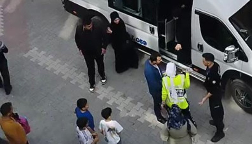 Esenyurtta hatalı şekilde öğrenci indiren servis sürücüsü polisle tartıştı