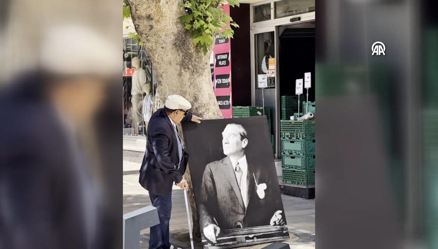 Yatay bırakılan Atatürk portrelerini fark eden vatandaşların hassasiyeti kamerada