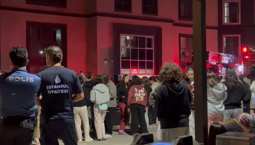 Tuzla’da, öğrenci yurdundaki yangın panik yarattı