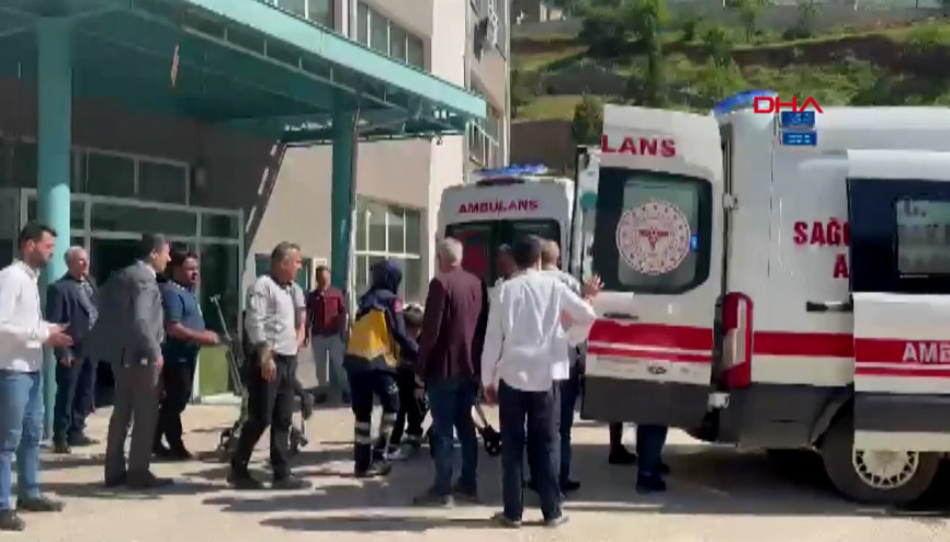 Hakkarinin Şemdinli ilçesinde öğrencileri taşıyan okul servisi kaza yaptı