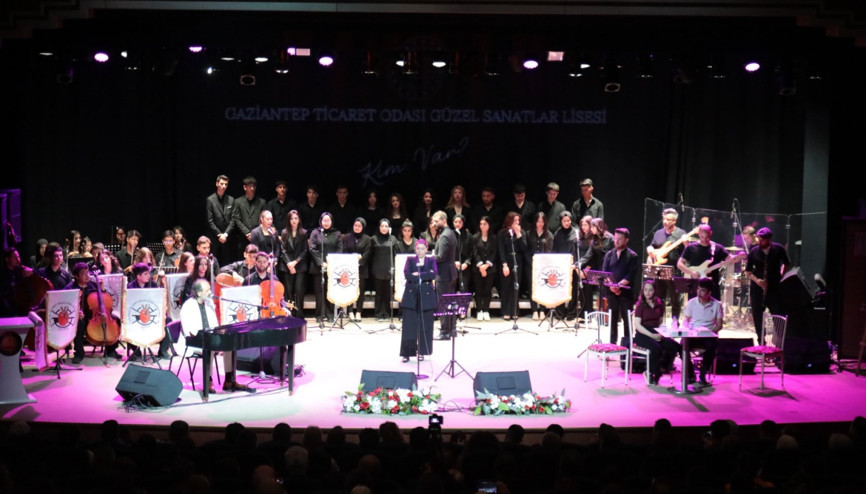 Güzel sanatlar öğrencileri sahnede