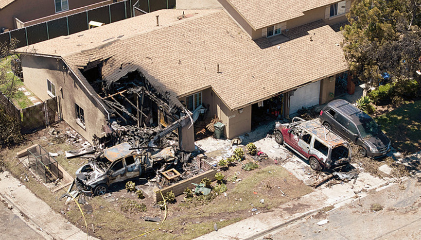 Evlerin üstüne uçak düştü: 2 ölü 8 yaralı