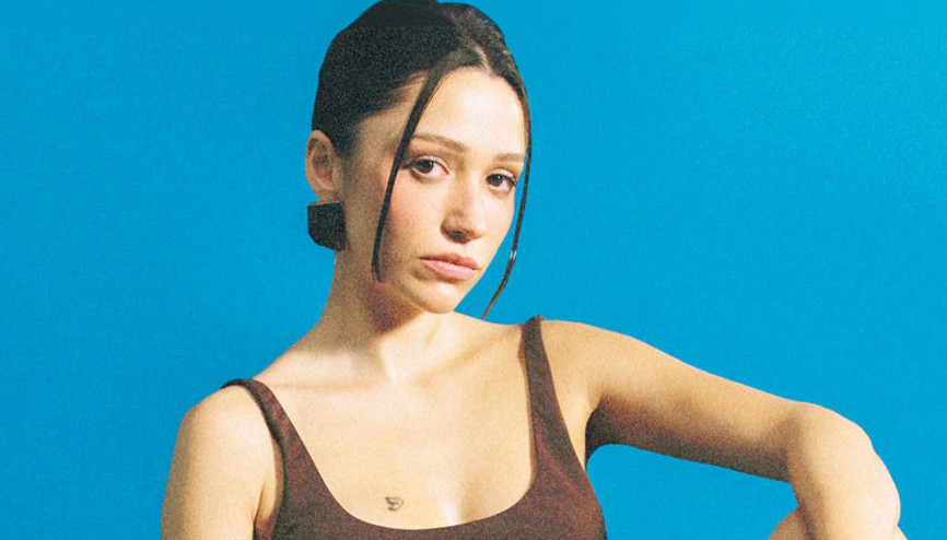 Hem yara deşiyor hem yara sarıyor