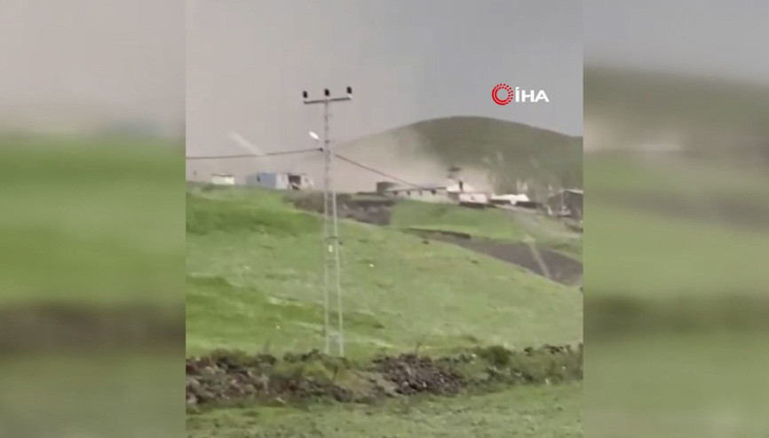 Karsta şiddetli rüzgar çatıları uçurdu: Korku dolu anlar kamerada