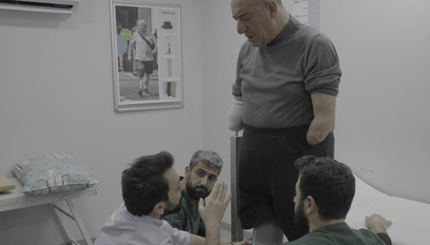 Üç uzvunu kaybetti, protezlerle hayata tutundu