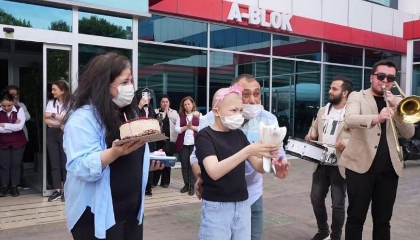 Minik Benay kanseri yendi, hastaneden bando eşliğinde uğurlandı Duygu dolu anlar yaşandı