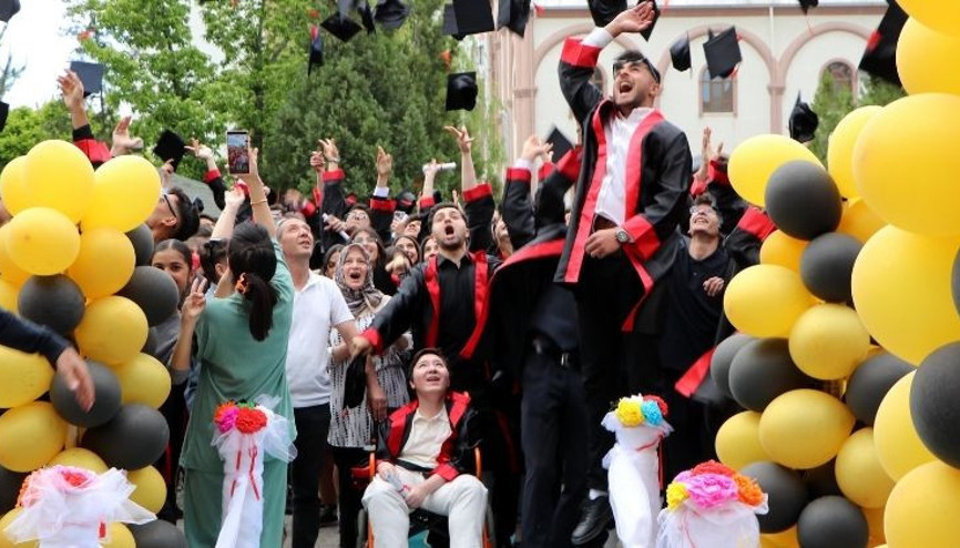 Okuma azmi hayran bıraktı Tekerlekli sandalyeyle okula gitti, liseden mezun oldu