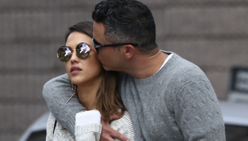 16 yıllık evliliğini çabuk unuttu... Güzel oyuncu beş ayda yeni sevgili buldu... Gül bahçesinde gizli buluşma