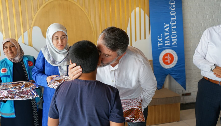 Altınözü’de yetim yüzler bayramlıklarla güldü Altınözü’de yetim yüzler bayramlıklarla güldü