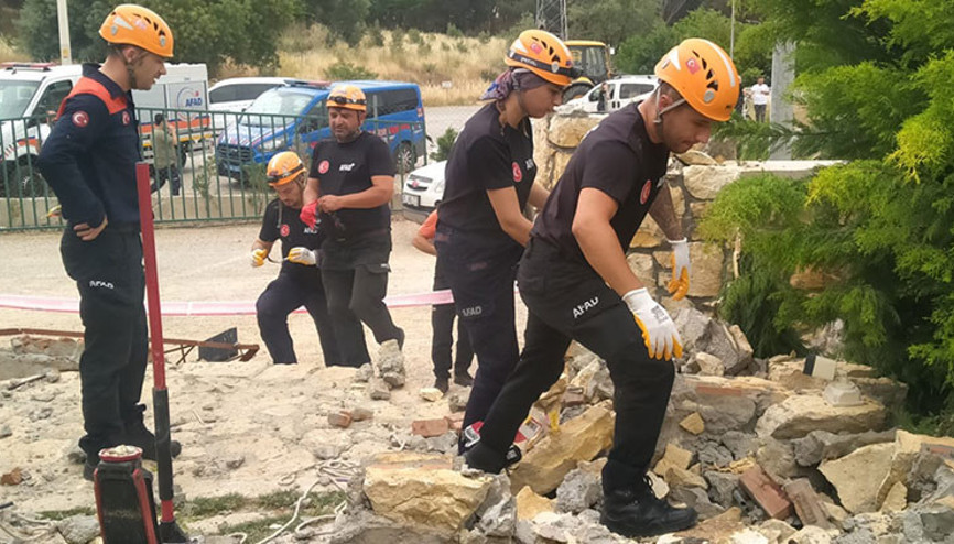İzmirde düğün salonunun dekoratif beton kemer yıkıldı: Doktor öldü, eşi yaralandı