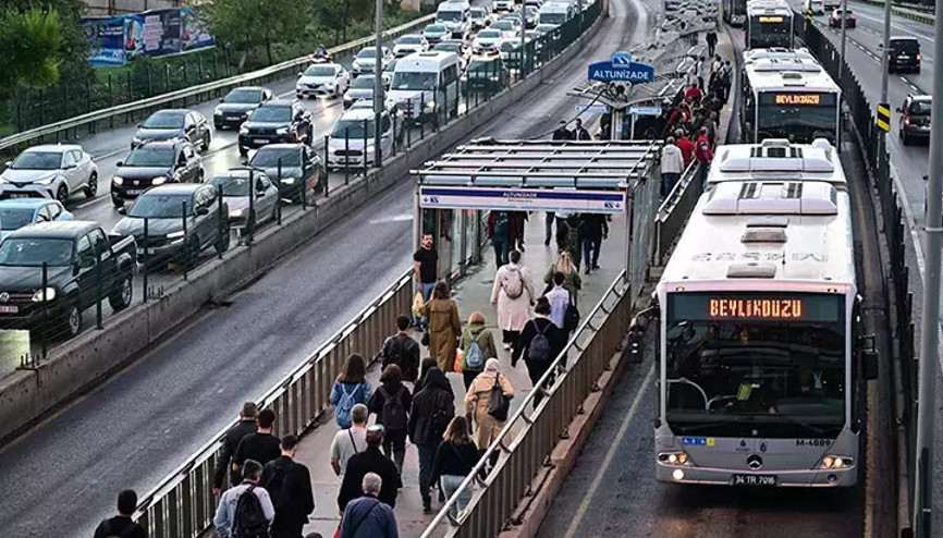 İstanbulda haftanın ilk günü yoğun trafik