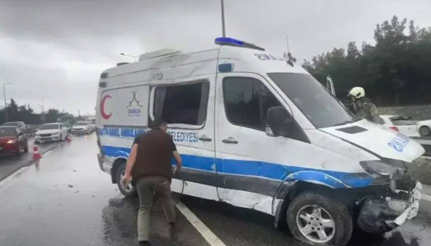 Tuzla D-100’de hasta nakil ambulansı kaza yaptı: 3 yaralı