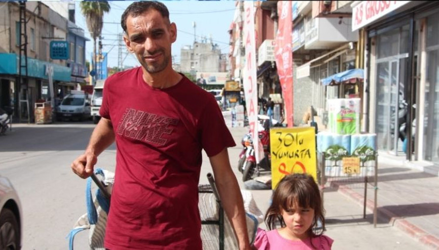 Görme engelli baba ve küçük kızının hayat mücadelesi Kağıt toplayıcısı babaya minik kızı yol gösteriyor