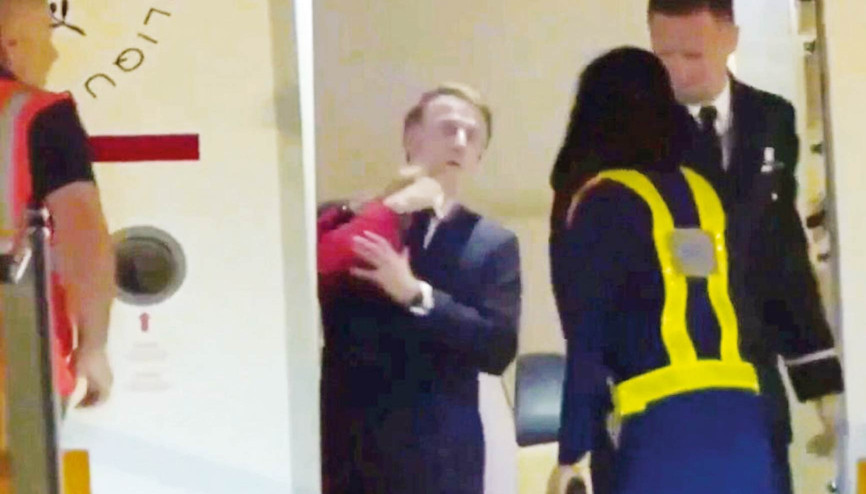 Macron çifti kameraya yakalandı... Tokat mı şaka mı