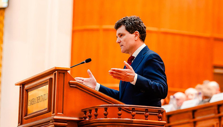Romanyanın yeni lideri Nicusor Dan parlamentoda yemin etti