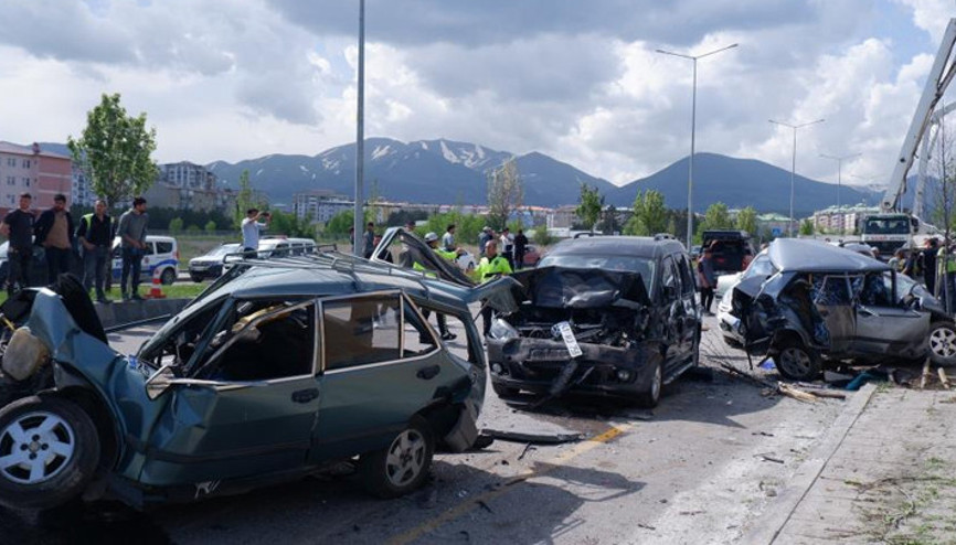 Erzurumda beton mikseri 8 araca çarparak devrildi