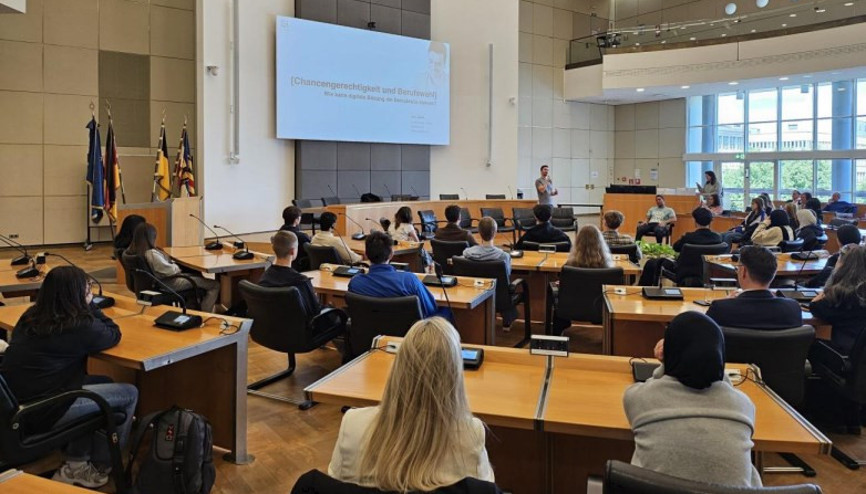 Gençler geleceğini tartıştı