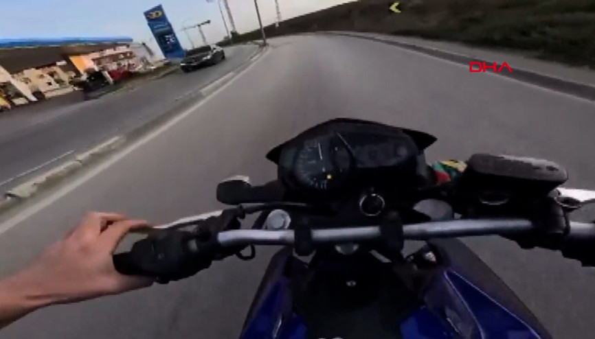 Motosiklet sürücüsü drift atarken kaza yaptı; o anlar kask kamerasında