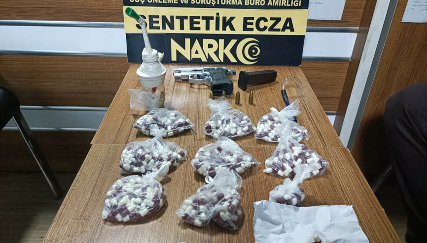 Durdurulan otomobilde 479 sentetik hap ele geçirildi: 5 gözaltı