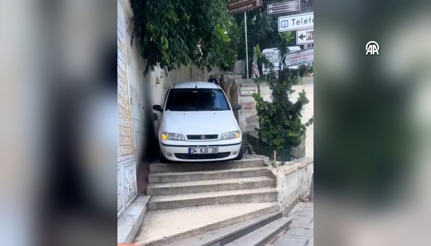 Sürücünün otomobiliyle merdivenlerden inmeye çalışması kamerada