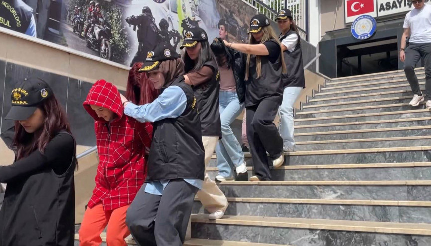 İstanbulda fuhuş çetesi çökertildi; Korsan taksici olduklarını iddia etti