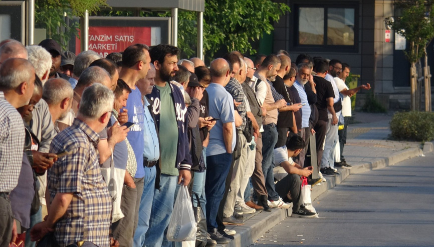 İzmir’de 23 bin işçi greve çıktı Otobüs duraklarında yoğunluk