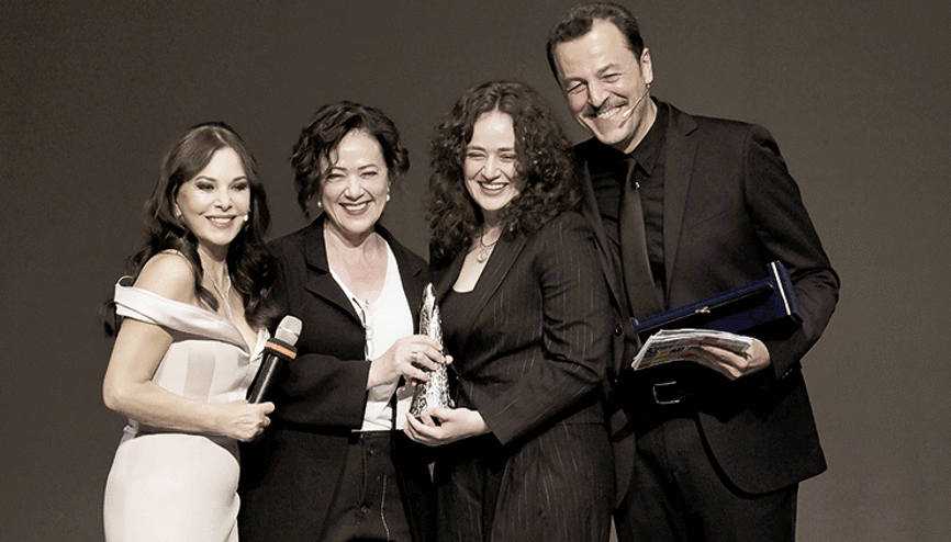 Ödülünü kızının elinden aldı