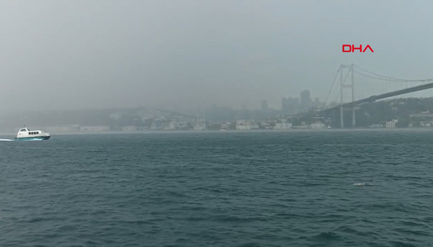 İstanbulda sağanak ve dolu yağışı: Yollar göle döndü, ev ve iş yerlerini su bastı