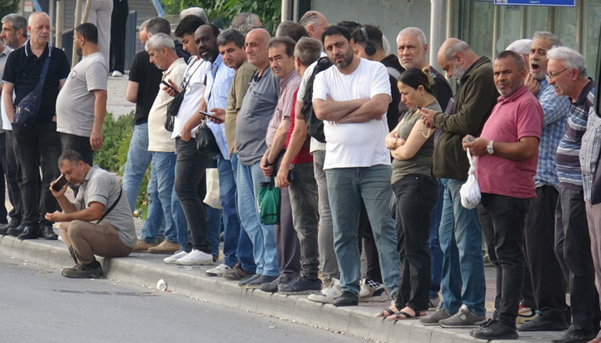 İzmirde grevin ikinci günü: Duraklarda yine yoğunluk yaşanıyor