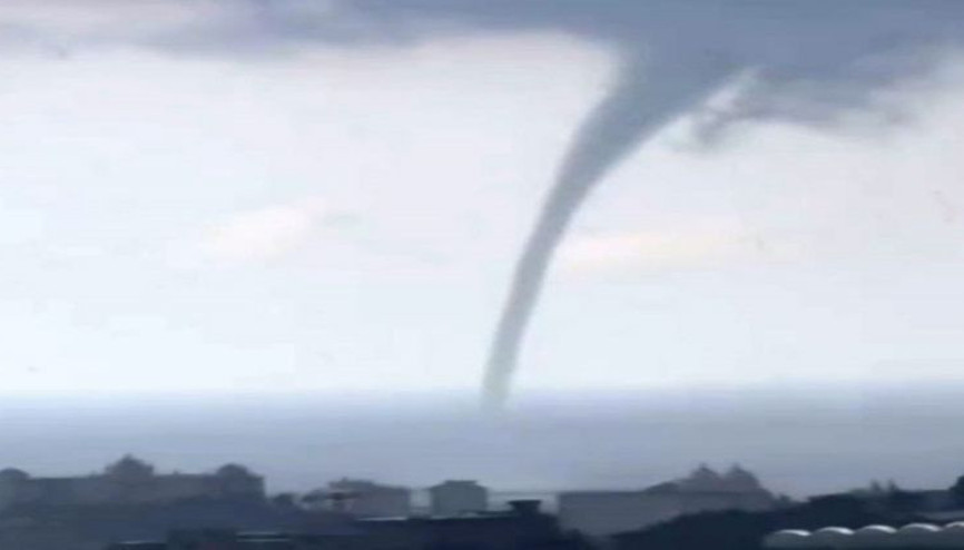 Denizde oluşan hortumlar görenleri şoke etti, o anlar kameraya anbean yansıdı