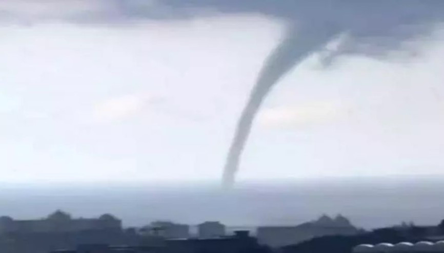 Antalya’da denizde oluşan hortumlar kamerada