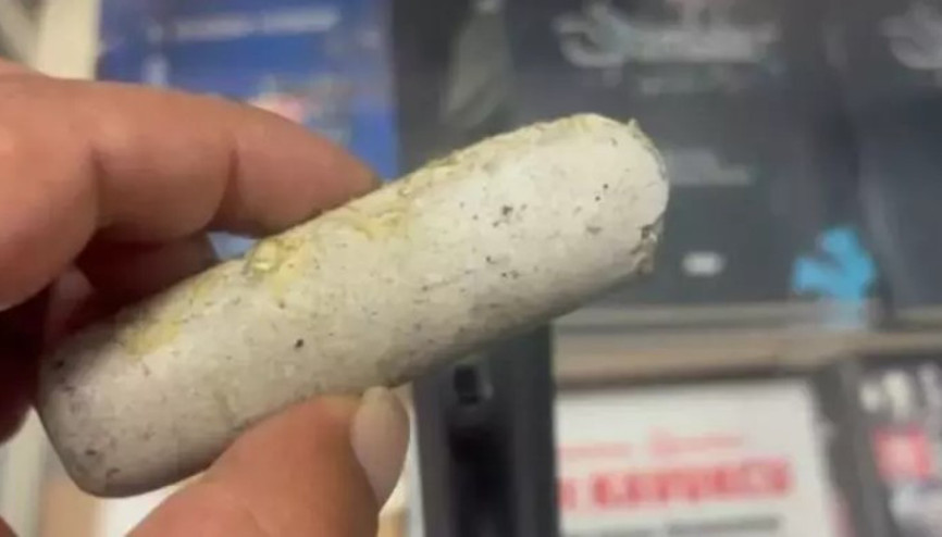 İnternetten aldığı mikrofonun içinden beton çıktı