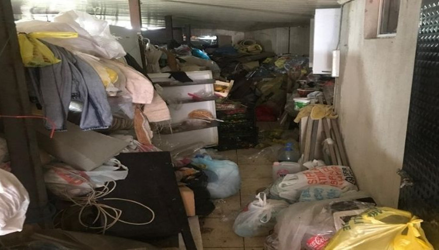 Çöp ev 9uncu kez boşaltıldı, 4 kamyon dolusu çöp çıktı Çöp ev 9uncu kez boşaltıldı, 4 kamyon dolusu çöp çıktı