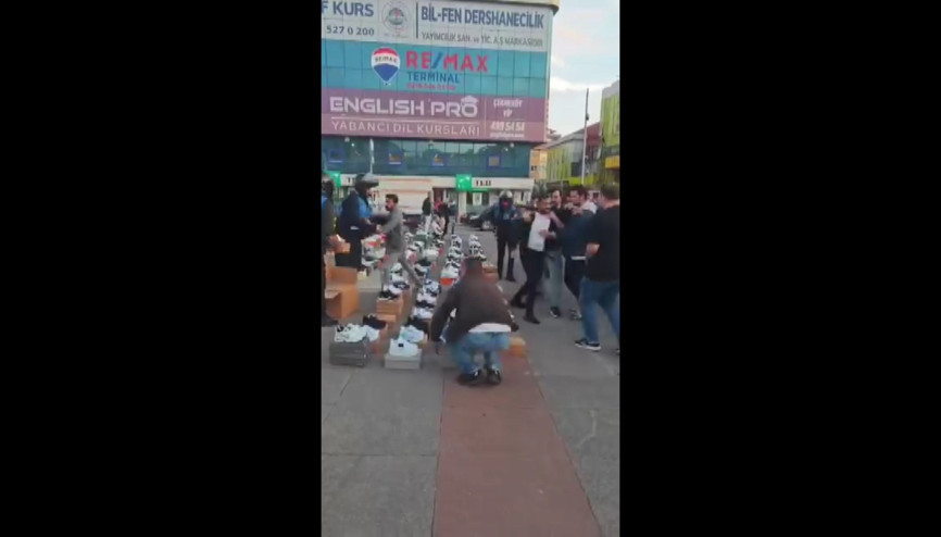 İstanbul - Çekmeköy’de seyyar satıcı zabıtaya bıçak çekti, polis müdahale etti İstanbul - Çekmeköy’de seyyar satıcı zabıtaya bıçak çekti, polis müdahale etti