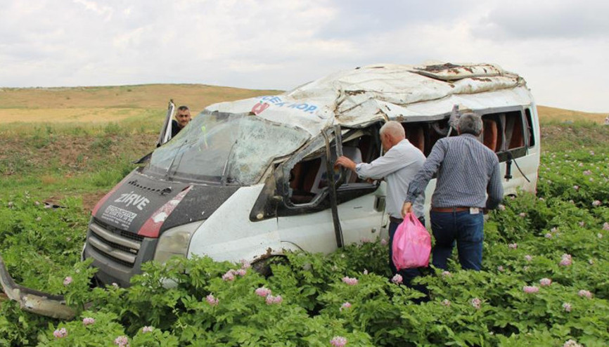 Minibüs tarlaya uçtu: 1 ölü, 4 yaralı