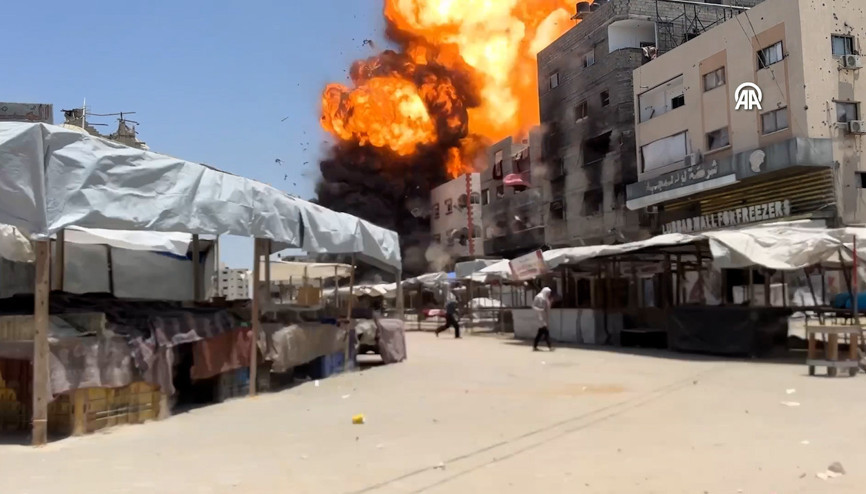 İsrailin Gazzede bir apartmana düzenlediği saldırı anı kamerada