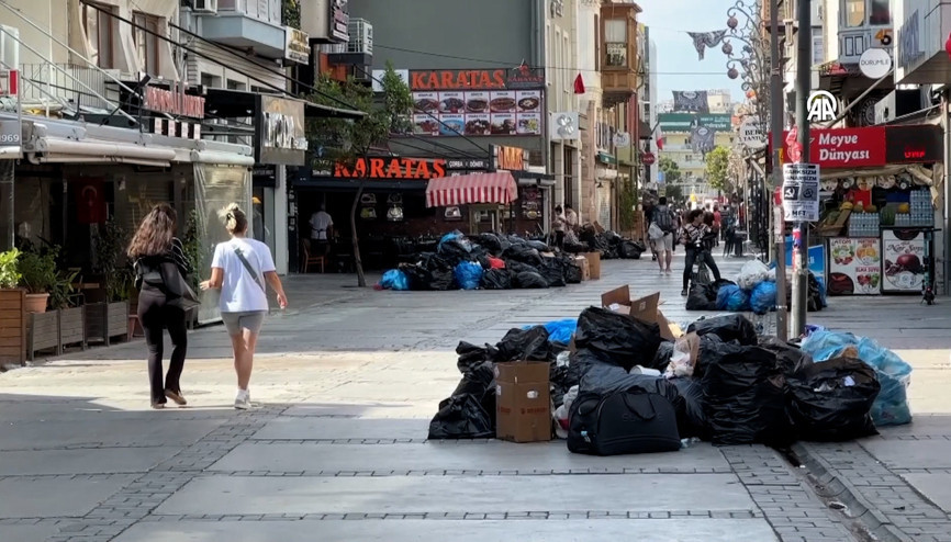İzmirde işçilerin greve gitmesiyle cadde ve sokaklarda çöp yığınları oluştu İzmirde işçilerin greve gitmesiyle cadde ve sokaklarda çöp yığınları oluştu