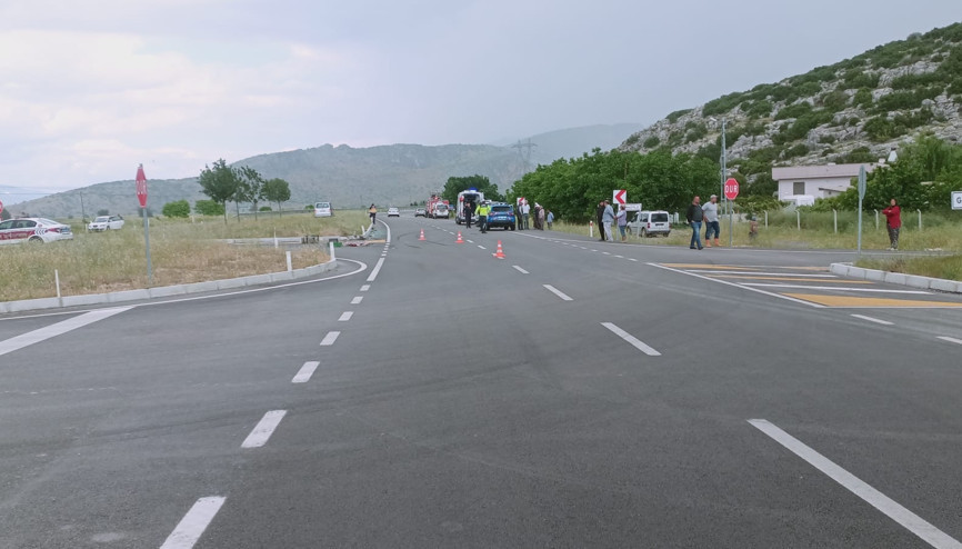 Antalyada otomobil ile hafif ticari araç çarpıştı: 1 ölü, 3 yaralı