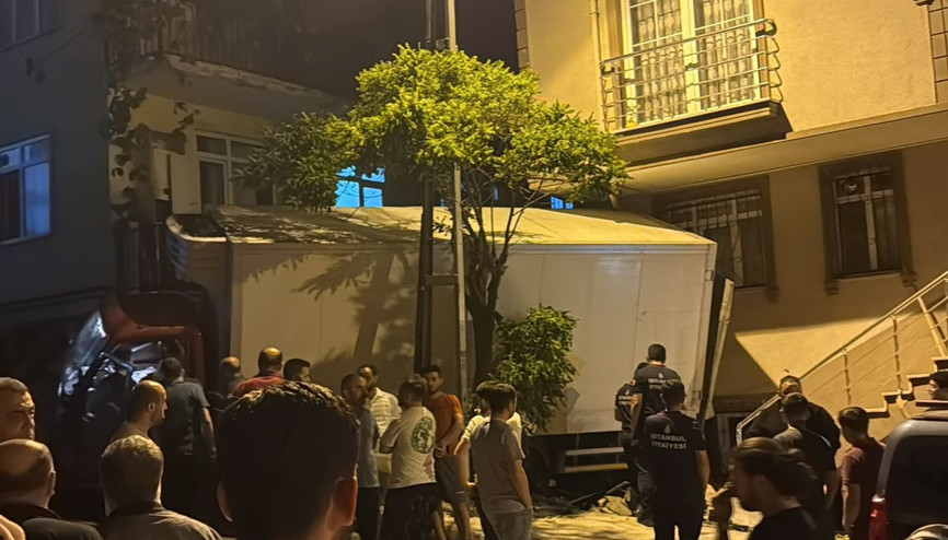 İstanbul - Pendik’te kamyonet iki araca ve binaya çarptı İstanbul - Pendik’te kamyonet iki araca ve binaya çarptı