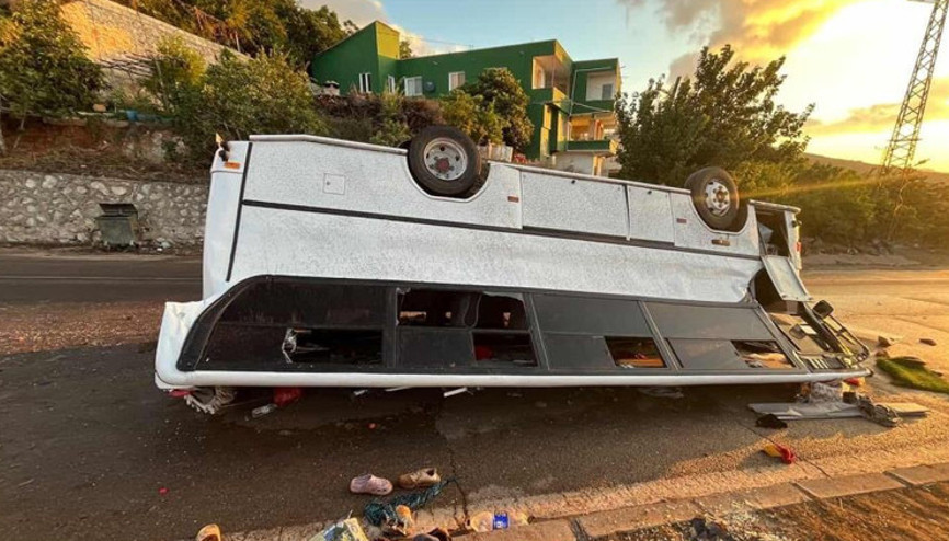 Servis aracı takla atarak ters döndü: 25 yaralı