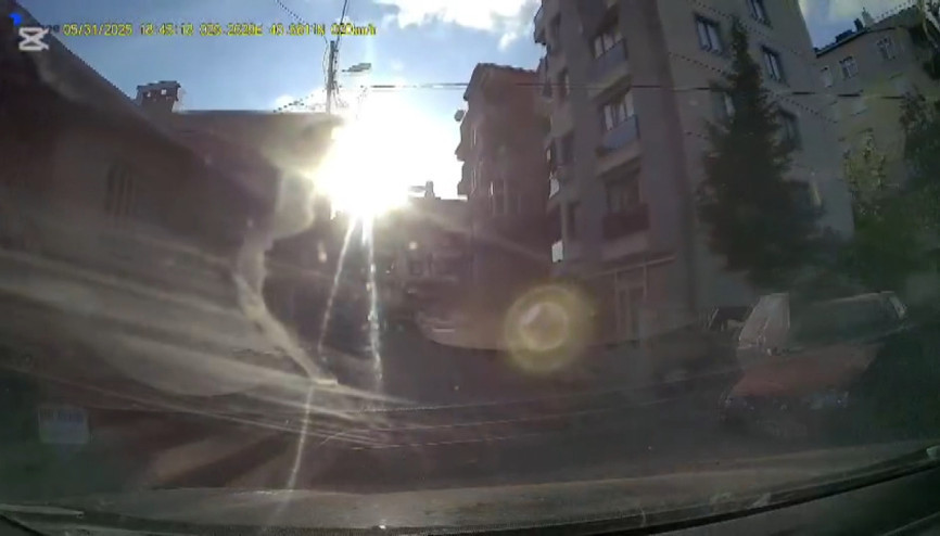 İstanbul - Pendikte trafikte tartıştığı sürücüye eşi ve kızının yanında bıçak çekti; o anlar kamerada İstanbul - Pendikte trafikte tartıştığı sürücüye eşi ve kızının yanında bıçak çekti; o anlar kamerada