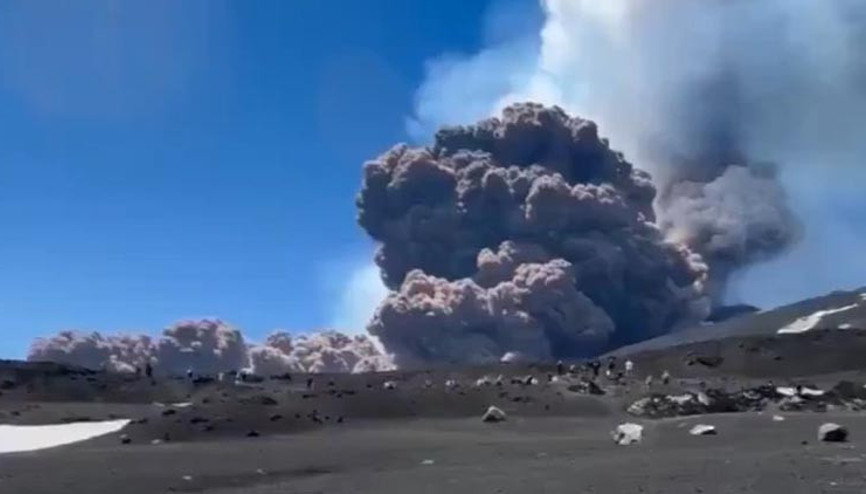 Son dakika... Etna Yanardağında korkutan patlama