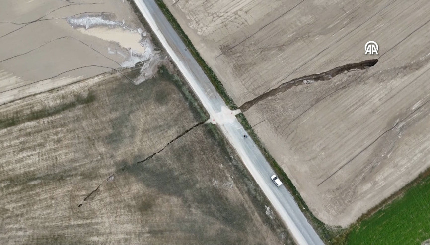 Sağanak sonrası tarım arazisinde yarık oluştu