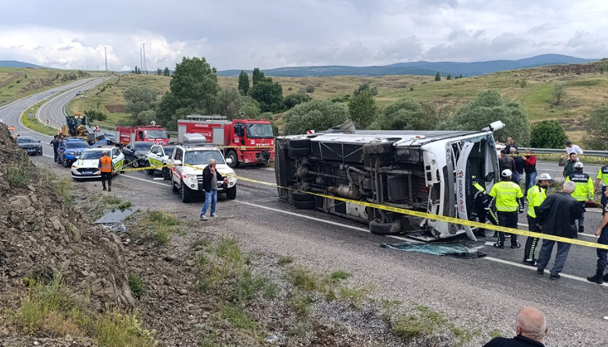 Taziyeden dönen araç şarampole yuvarlandı: 2 ölü, 15 yaralı