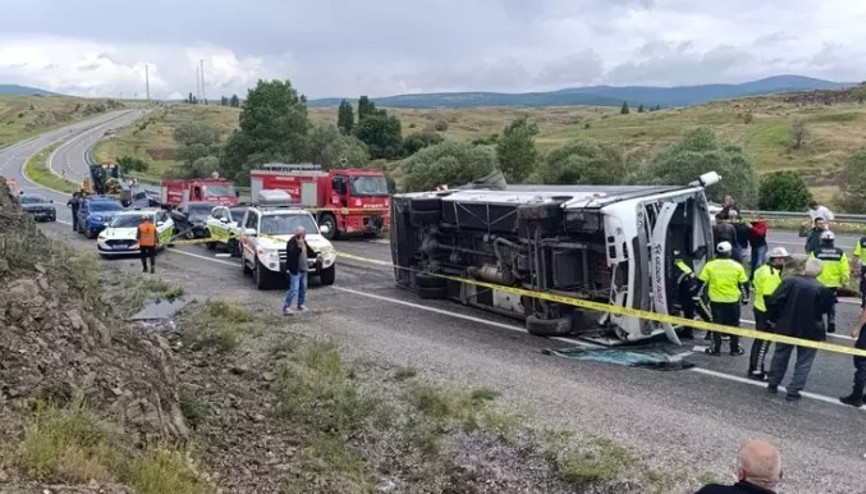 Yozgat’ta taziyeden dönen midibüs şarampole yuvarlandı: Ölü ve yaralılar var