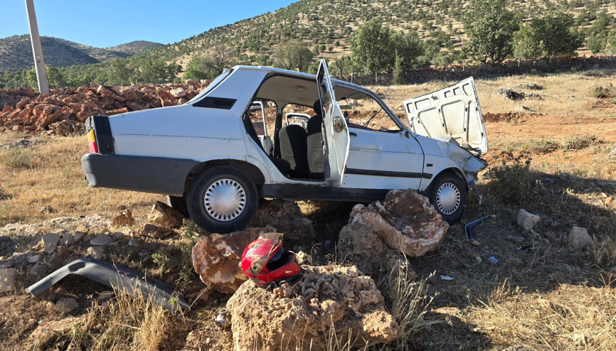 Devrilen motosiklete çarpmamak için manevra yapınca şarampole devrildi: 5 yaralı